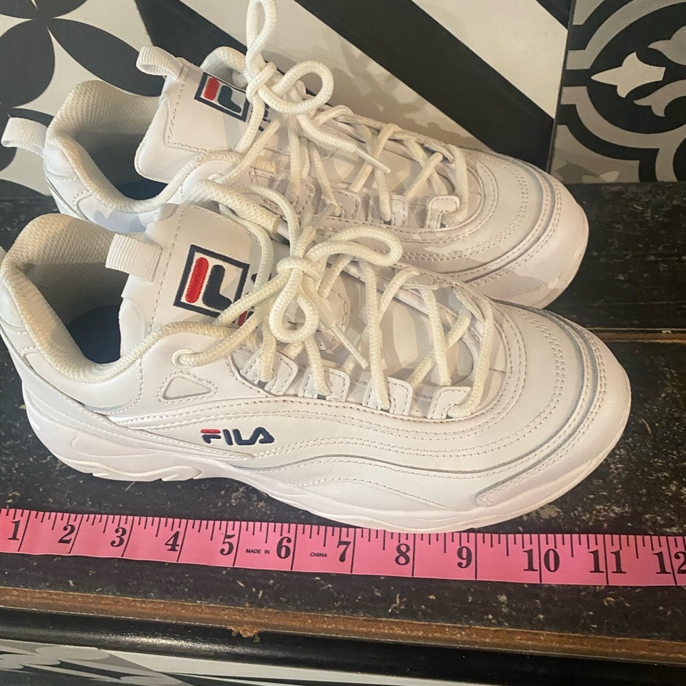🇺🇸FILA sneakers- unisex but womens sizing! ✨EUC✨used for an outdoor photo … - Picture 11 of 12